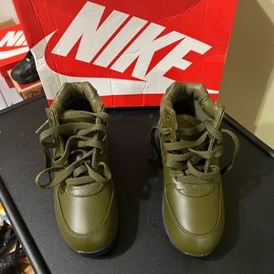 Kids Nike Acg boots New in box! Olive green size 2.5y